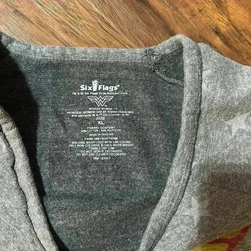 Vintage Wonder Woman DC Comics Six Flags Sweatshirt - Picture 7 of 9